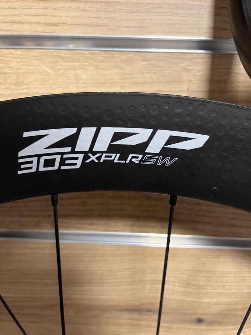 Zapletné kolo ZIPP 303 XPLR SW Carbon Tubelss Disc