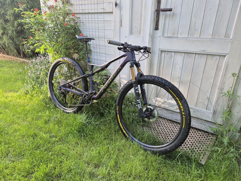 Orbea OIZ 2024 XTR - M (nový rám, vidlice a tlumiče - vyměněna v rámci záruky 14.10.2024)