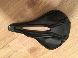 prodám sedlo Specialized Body Geometry Power Sport, steel rails šířka143mm