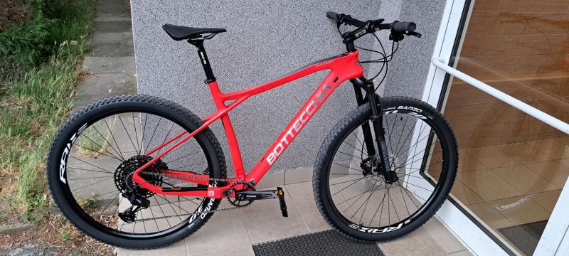 Karbon,hardtail, vzduchová vidlice zamykání, shimano brzdy, převodník sram,Victoria brzo plášte2