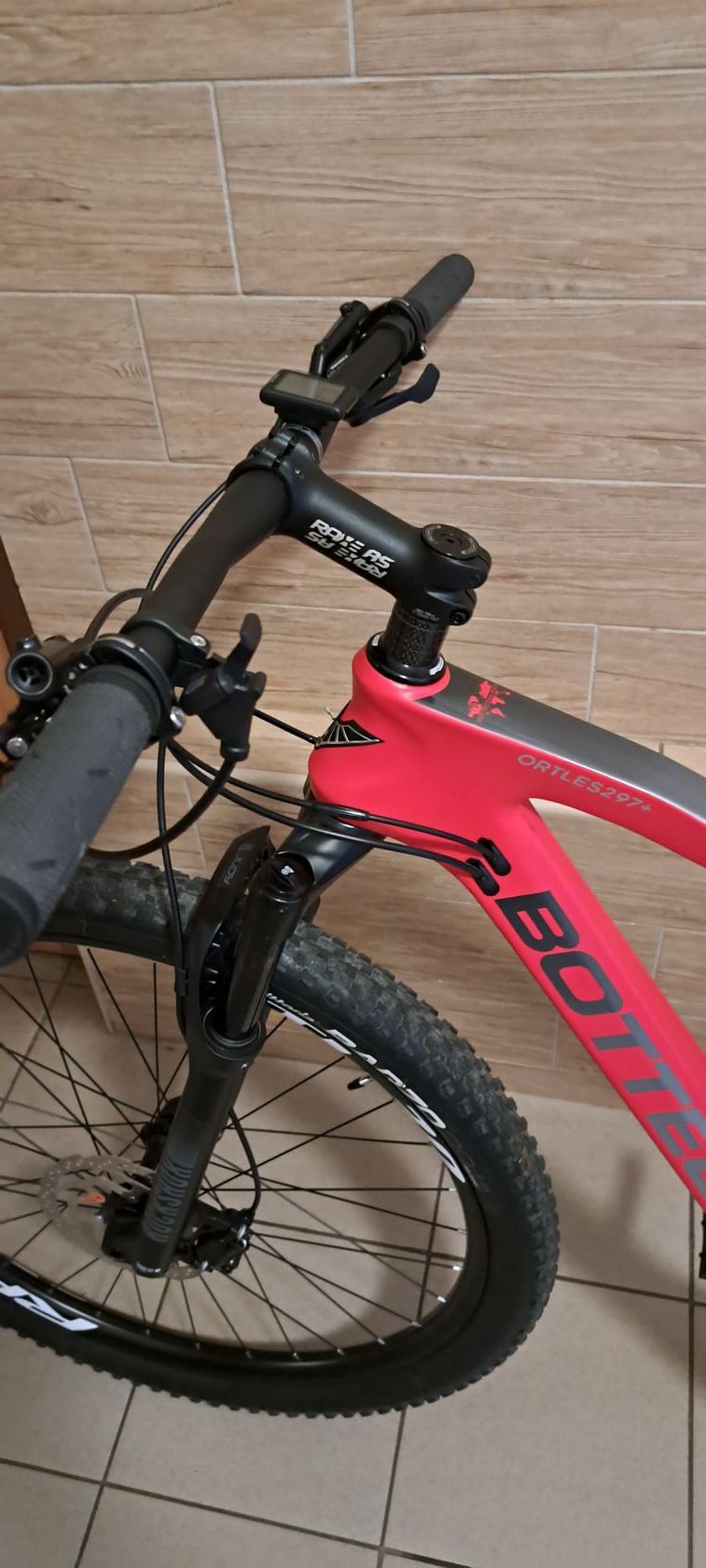 Karbon,hardtail, vzduchová vidlice zamykání, shimano brzdy, převodník sram,Victoria brzo plášte2