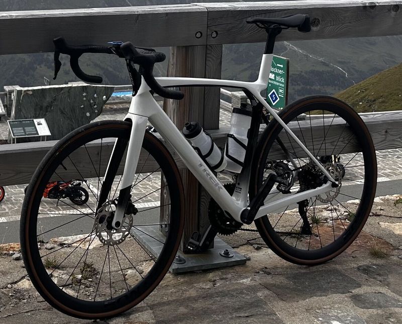 Trek Madone SL 6 Gen 8 White Prismatic 2025 M/L