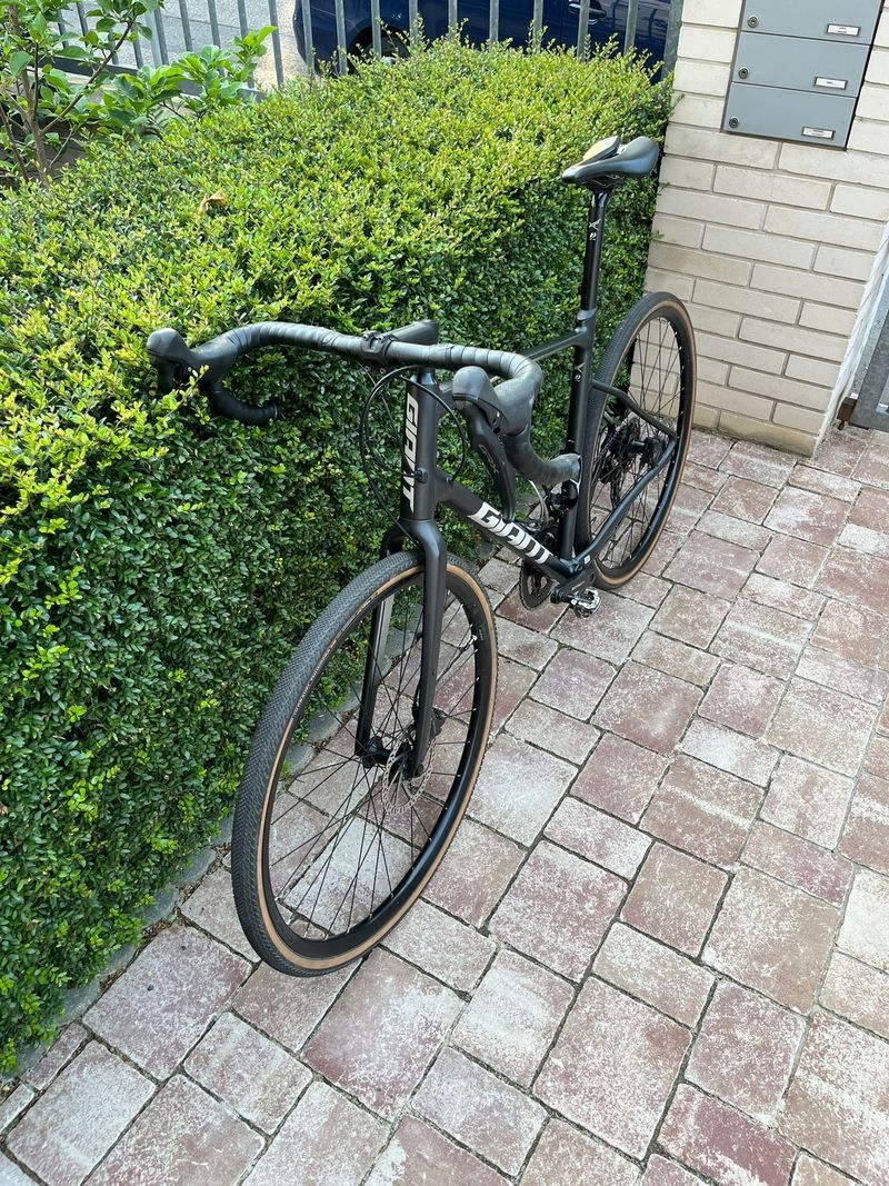 Giant Revolt 0 - gravel kolo
