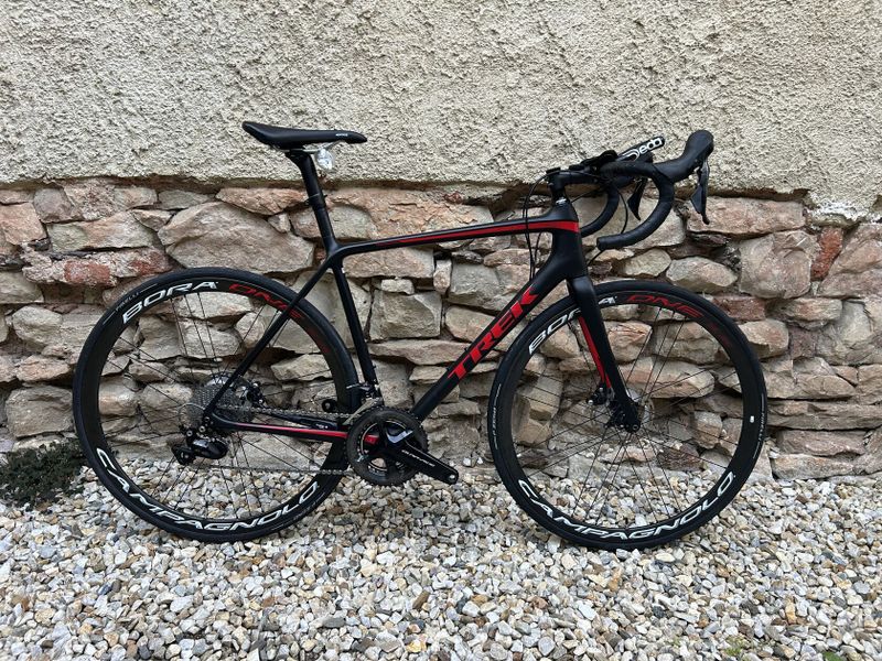 Trek Émonda SL 5 Disc, karbová kola Campagnolo Bora One – velikost 56 