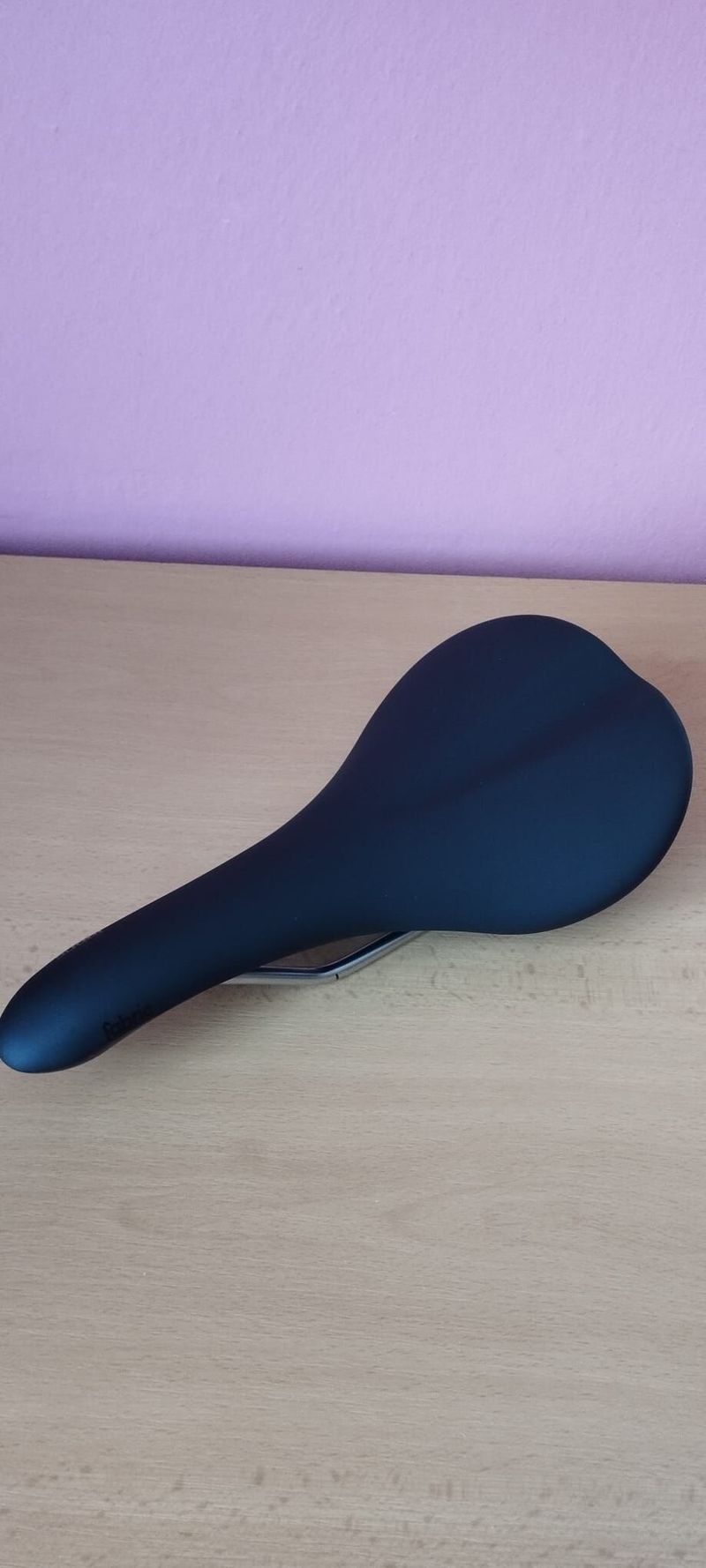 Sedlo Fabric Scoop Shalow Elite