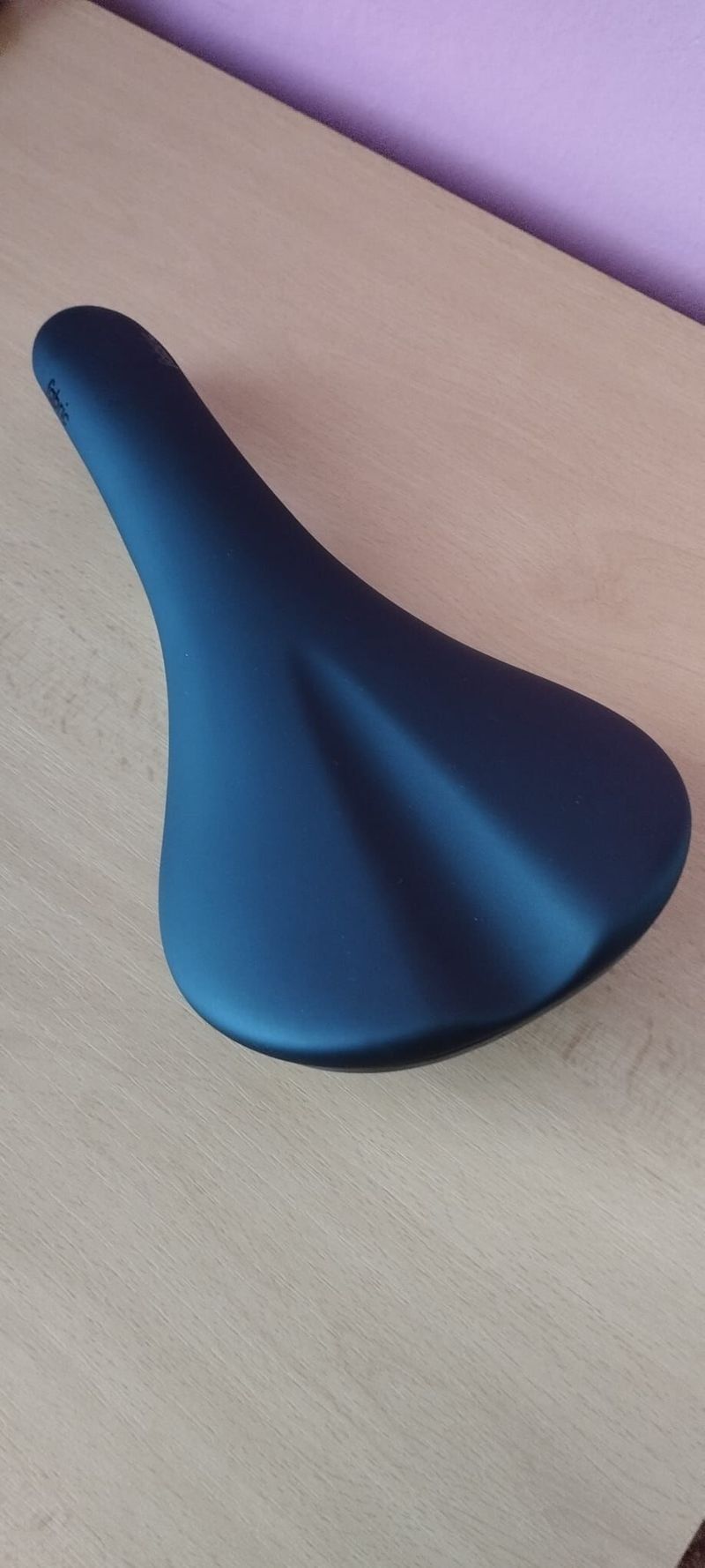 Sedlo Fabric Scoop Shalow Elite