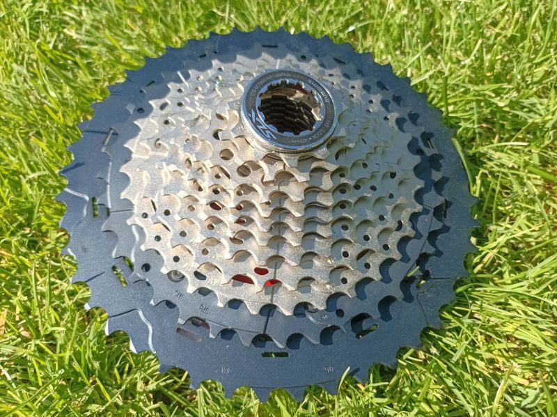 Prodám novou kazetu Shimano CS-M 7000 11 11-46 +2 x řetěz