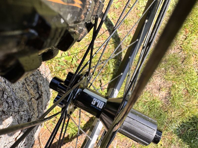 Zapletená kola E13, náboje DTswiss