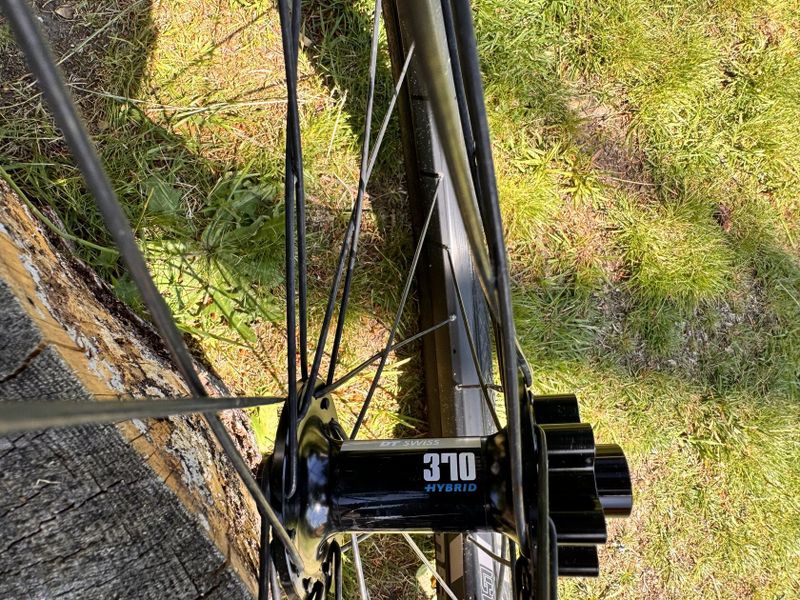 Zapletená kola E13, náboje DTswiss