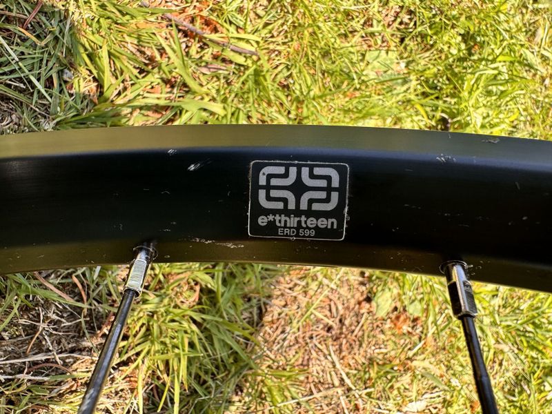 Zapletená kola E13, náboje DTswiss