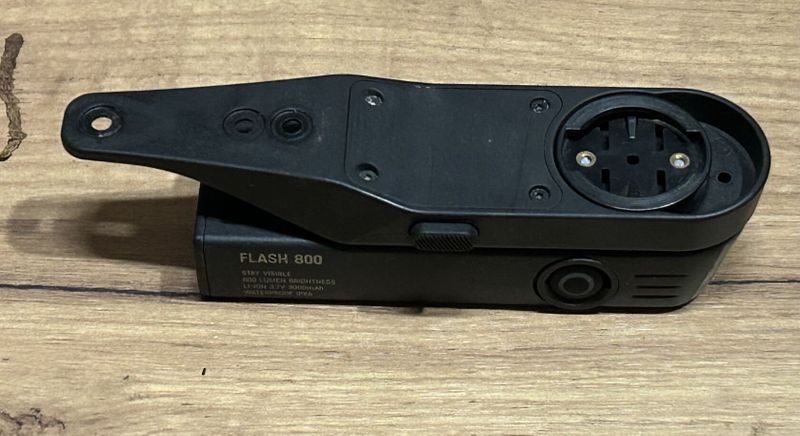 Canyon Flash 800 s držákem na cyklokomputer