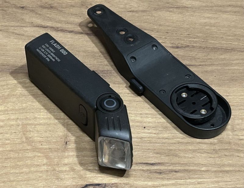 Canyon Flash 800 s držákem na cyklokomputer