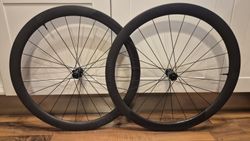 Bezdušové ráfky Black Inc Forty Five (45mm), keramická ložiska, vč. pásky a ventilků, ořech XDR 12s