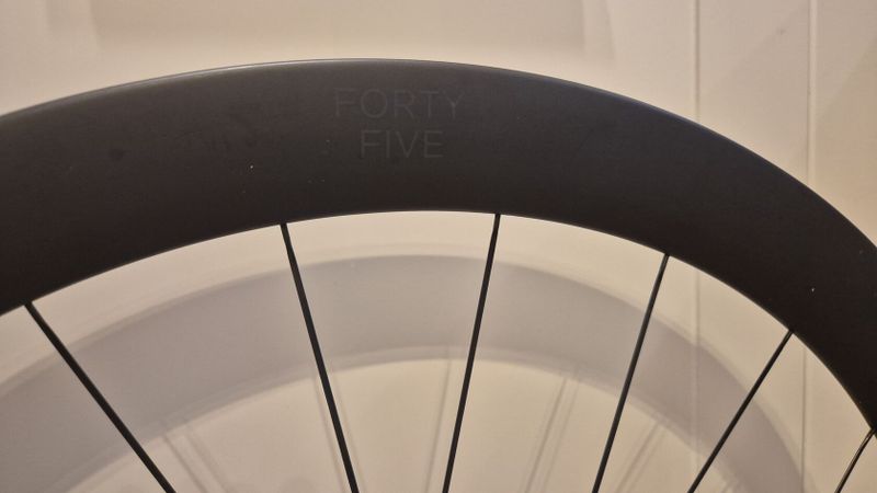 Bezdušové ráfky Black Inc Forty Five (45mm), keramická ložiska, vč. pásky a ventilků, ořech XDR 12s