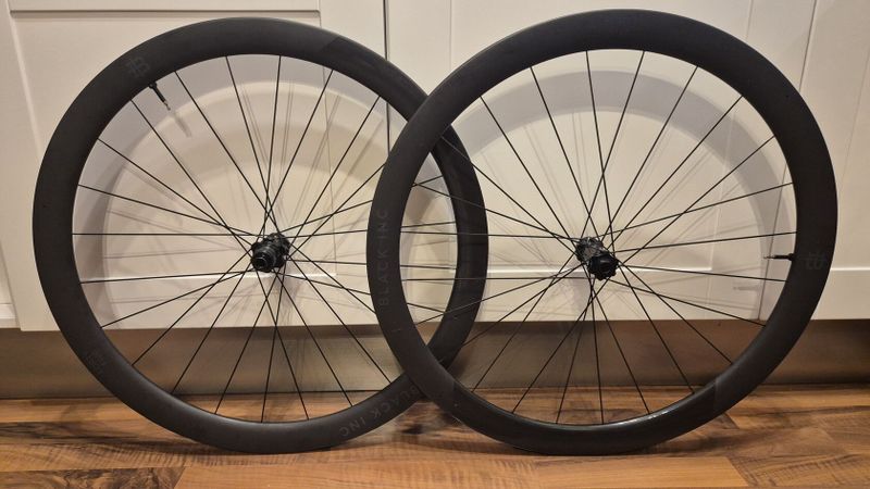 Bezdušové ráfky Black Inc Forty Five (45mm), keramická ložiska, vč. pásky a ventilků, ořech XDR 12s