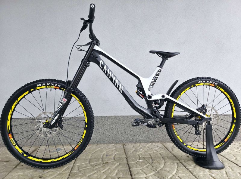 Downhill kolo Canyon Sender CF 9.0 Team Carbon 2018 27.5"