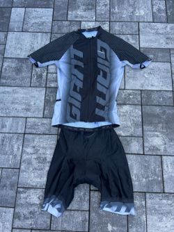 Dres a kalhoty Giant