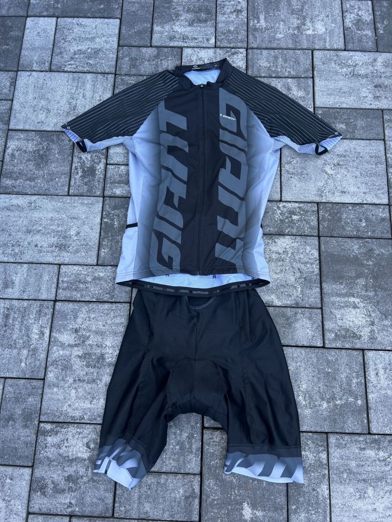 Dres a kalhoty Giant