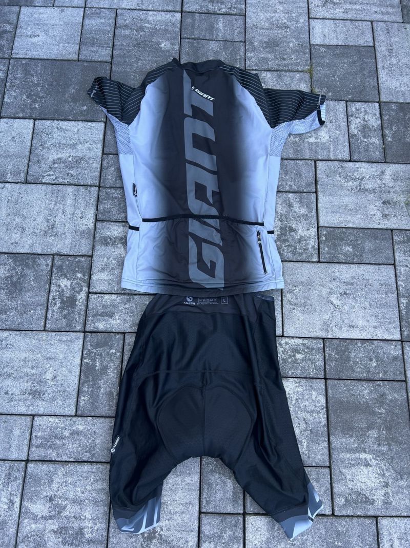 Dres a kalhoty Giant