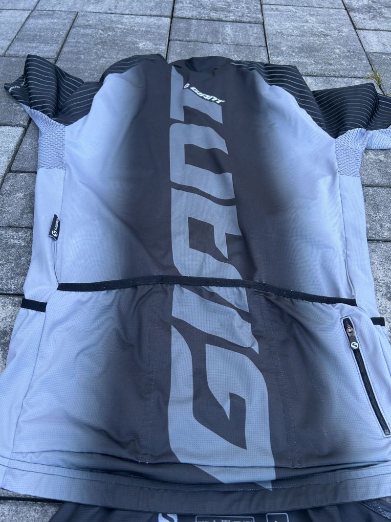 Dres a kalhoty Giant
