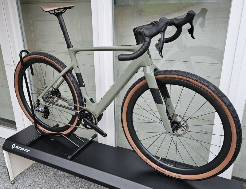 SCOTT Solace Gravel eRide 20 2025 - atraktivní karbonový elektro gravel – NOVÝ