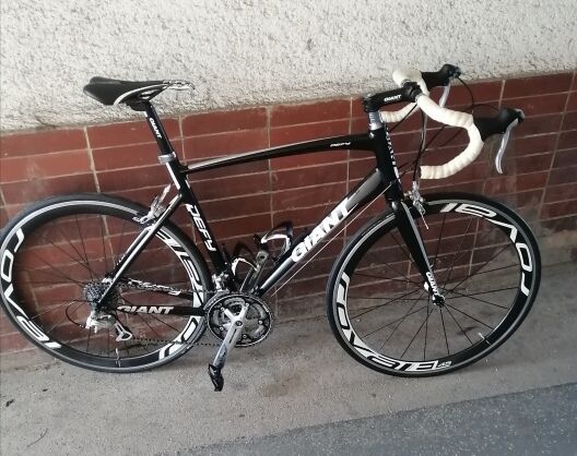 silniční kolo GIANT Defy
