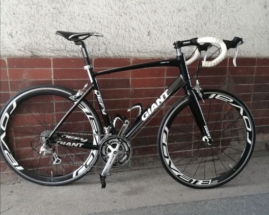 silniční kolo GIANT Defy