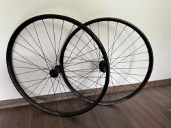 Kola Syncros X-30SE / 32H / 30 mm Tubeless ready, ořech XD