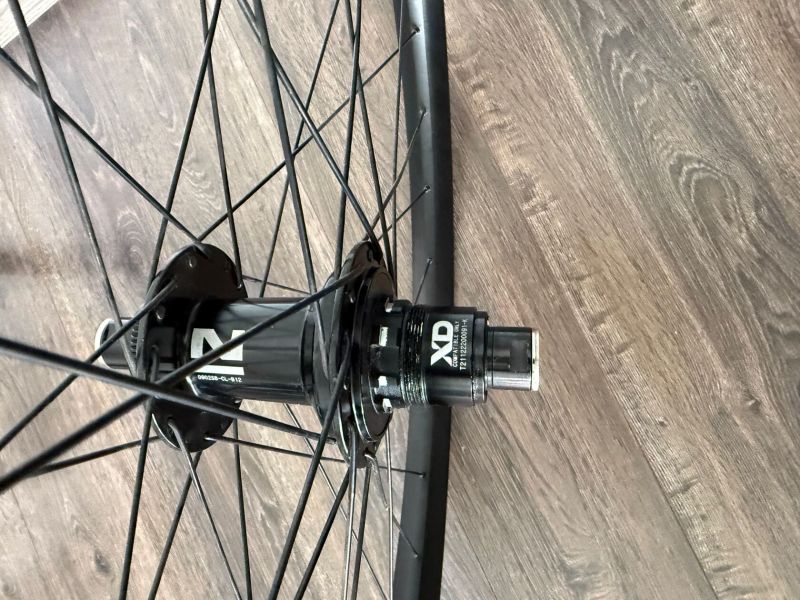 Kola Syncros X-30SE / 32H / 30 mm Tubeless ready, ořech XD