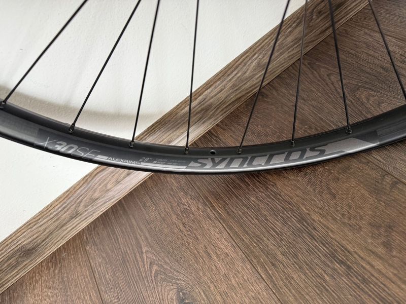 Kola Syncros X-30SE / 32H / 30 mm Tubeless ready, ořech XD