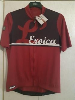Prodám nový cyklo dres Santini L' Eroica, velikost XXL, dovoz Itálie, PC 110 euro, cena 1890 Kč.