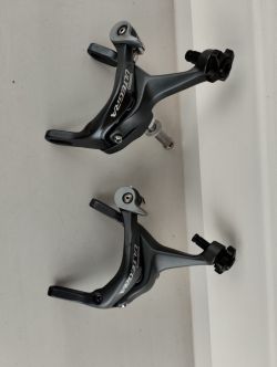 Málo použité brzdové čelisti Shimano Ultegra