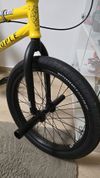 Krásné žluté BMX WETHEPEOPLE 20". Stojí synovy v pokoji a není využito. Doplněno o pegy Cult. 