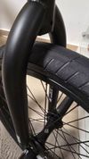 Krásné žluté BMX WETHEPEOPLE 20". Stojí synovy v pokoji a není využito. Doplněno o pegy Cult. 