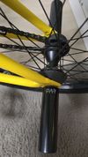 Krásné žluté BMX WETHEPEOPLE 20". Stojí synovy v pokoji a není využito. Doplněno o pegy Cult. 