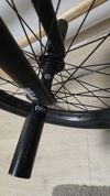 Krásné žluté BMX WETHEPEOPLE 20". Stojí synovy v pokoji a není využito. Doplněno o pegy Cult. 