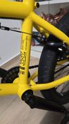 Krásné žluté BMX WETHEPEOPLE 20". Stojí synovy v pokoji a není využito. Doplněno o pegy Cult. 