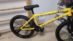 Krásné žluté BMX WETHEPEOPLE 20". Stojí synovy v pokoji a není využito. Doplněno o pegy Cult. 