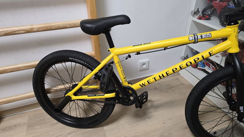 Krásné žluté BMX WETHEPEOPLE 20". Stojí synovy v pokoji a není využito. Doplněno o pegy Cult. 