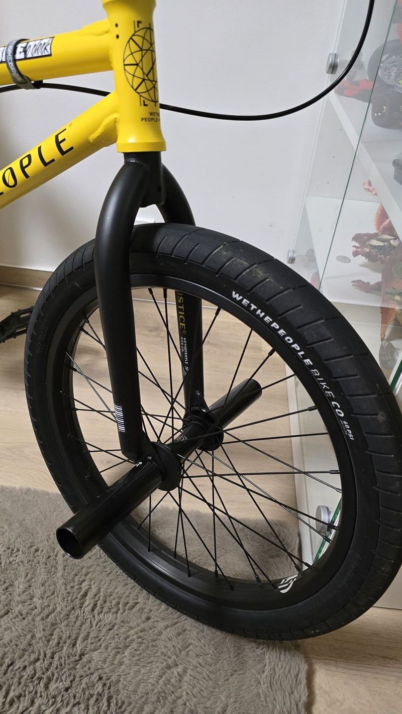 Krásné žluté BMX WETHEPEOPLE 20". Stojí synovy v pokoji a není využito. Doplněno o pegy Cult. 