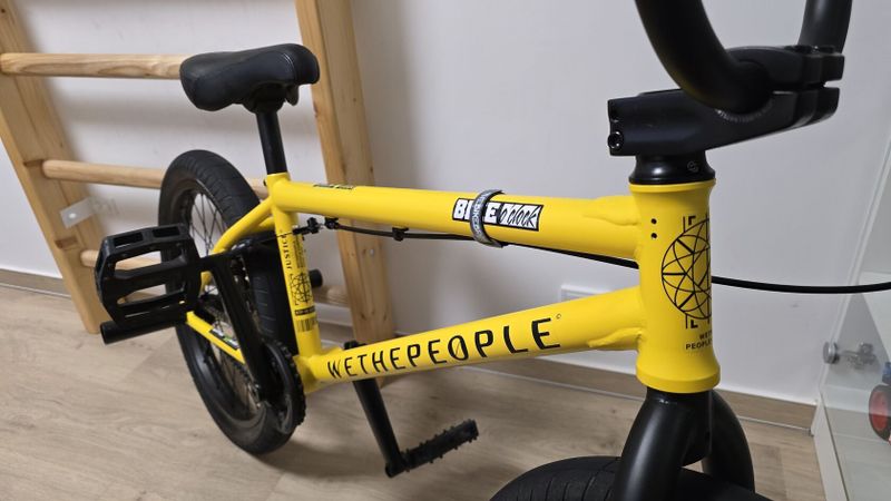 Krásné žluté BMX WETHEPEOPLE 20". Stojí synovy v pokoji a není využito. Doplněno o pegy Cult. 