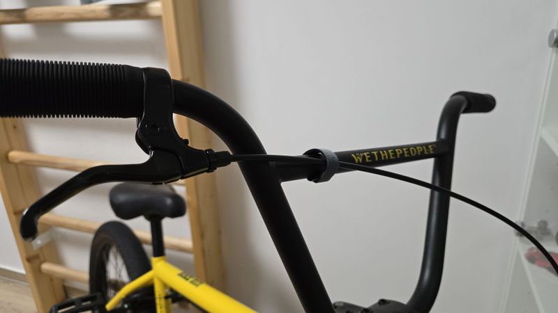 Krásné žluté BMX WETHEPEOPLE 20". Stojí synovy v pokoji a není využito. Doplněno o pegy Cult. 
