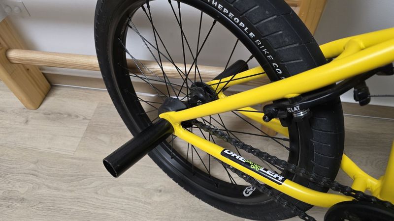 Krásné žluté BMX WETHEPEOPLE 20". Stojí synovy v pokoji a není využito. Doplněno o pegy Cult. 