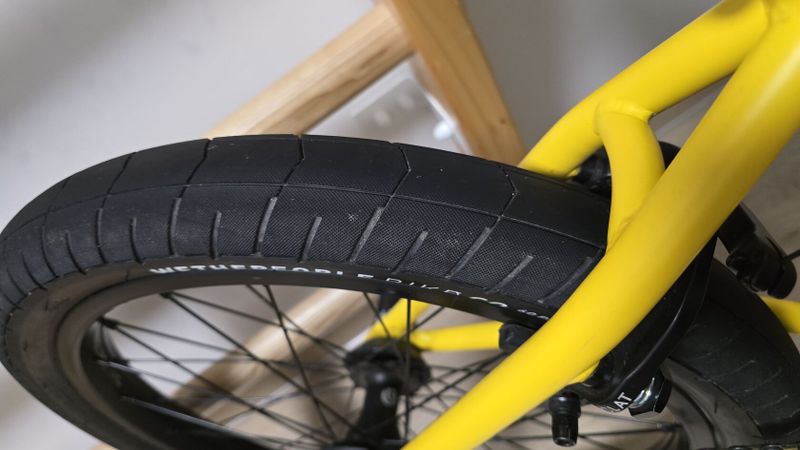 Krásné žluté BMX WETHEPEOPLE 20". Stojí synovy v pokoji a není využito. Doplněno o pegy Cult. 