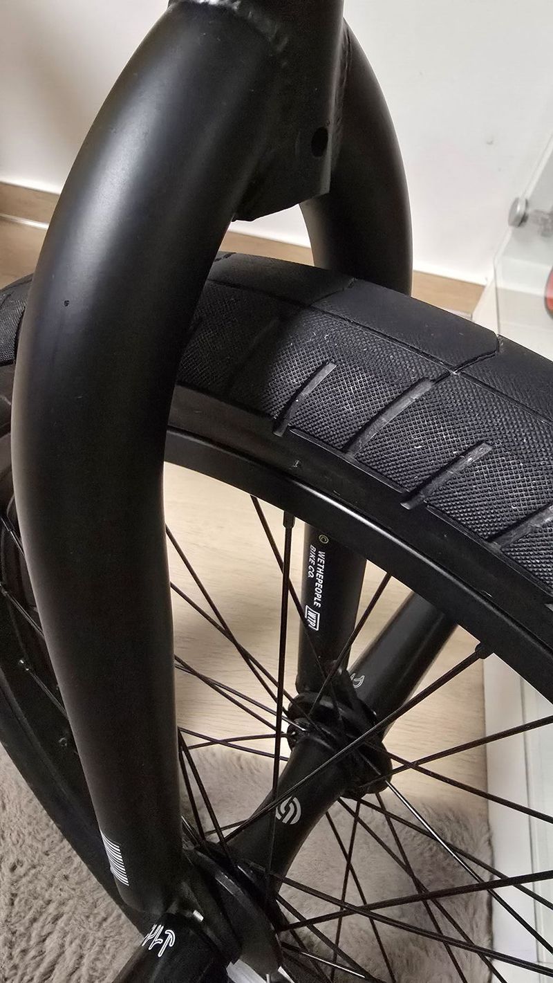 Krásné žluté BMX WETHEPEOPLE 20". Stojí synovy v pokoji a není využito. Doplněno o pegy Cult. 