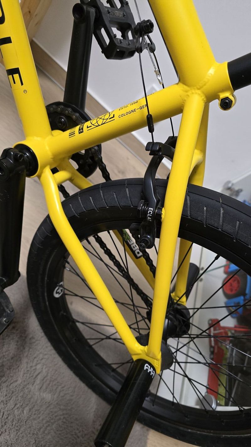Krásné žluté BMX WETHEPEOPLE 20". Stojí synovy v pokoji a není využito. Doplněno o pegy Cult. 