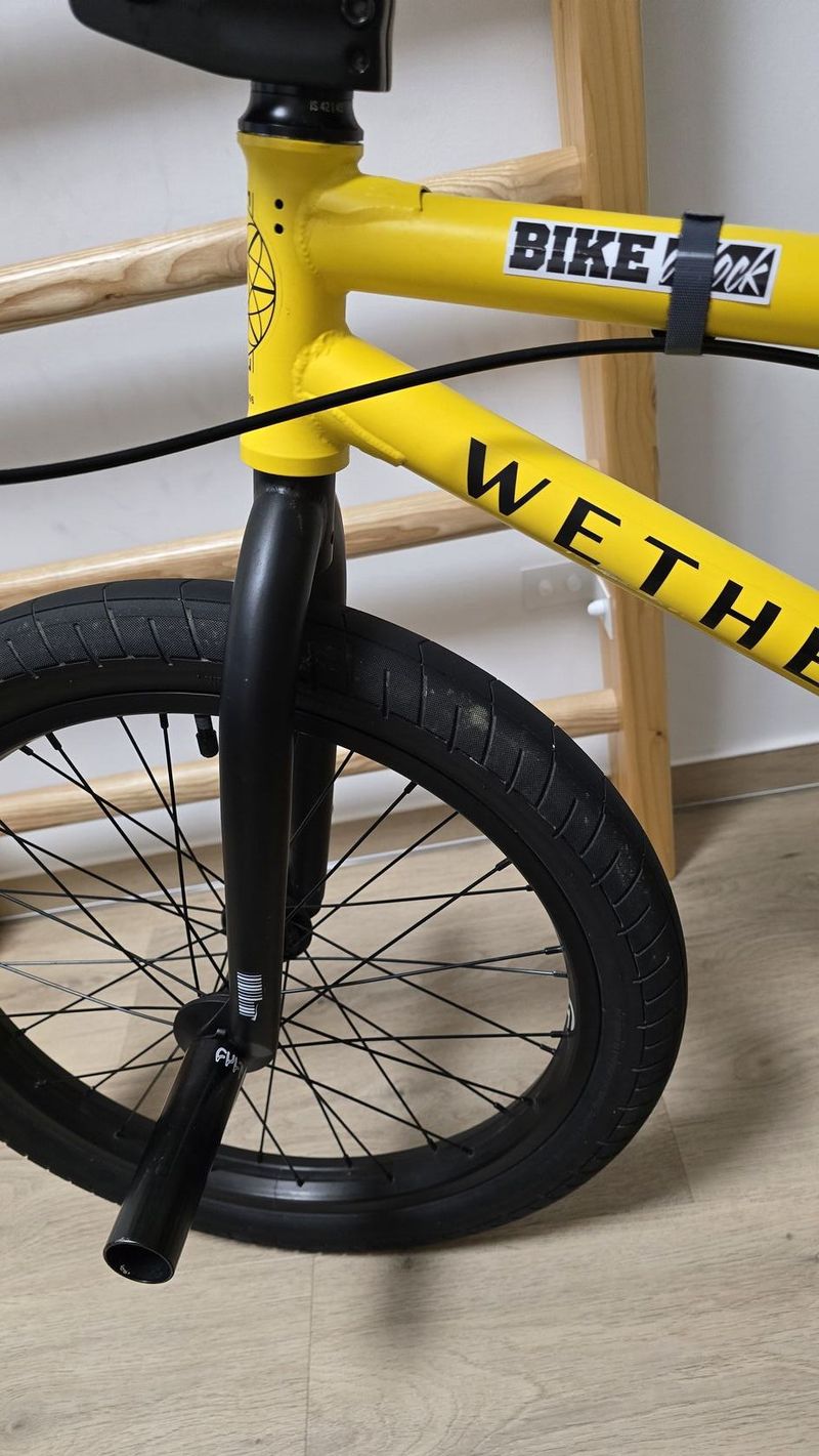 Krásné žluté BMX WETHEPEOPLE 20". Stojí synovy v pokoji a není využito. Doplněno o pegy Cult. 