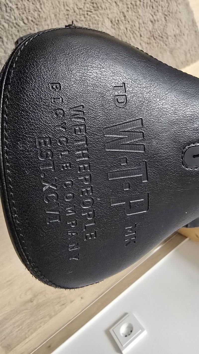 Krásné žluté BMX WETHEPEOPLE 20". Stojí synovy v pokoji a není využito. Doplněno o pegy Cult. 