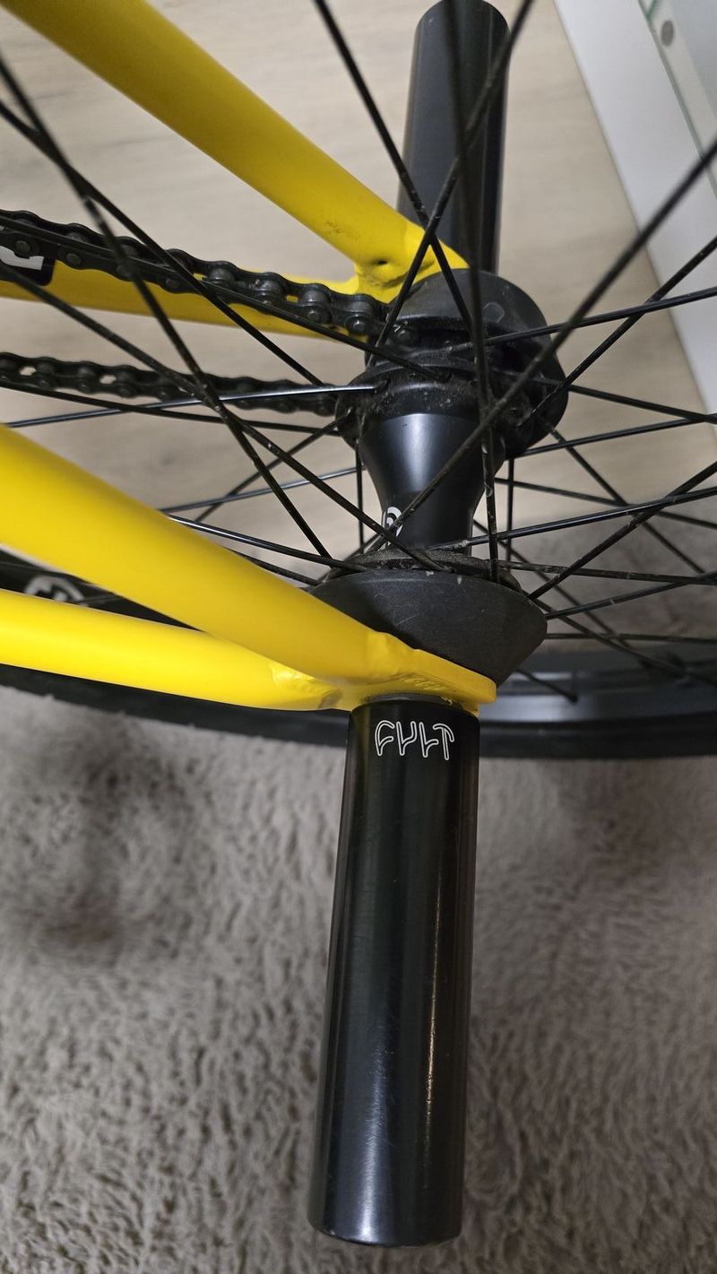 Krásné žluté BMX WETHEPEOPLE 20". Stojí synovy v pokoji a není využito. Doplněno o pegy Cult. 
