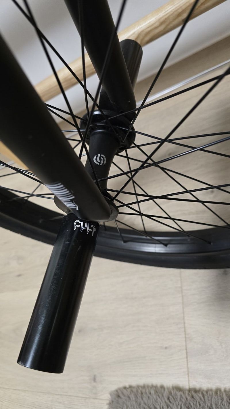 Krásné žluté BMX WETHEPEOPLE 20". Stojí synovy v pokoji a není využito. Doplněno o pegy Cult. 